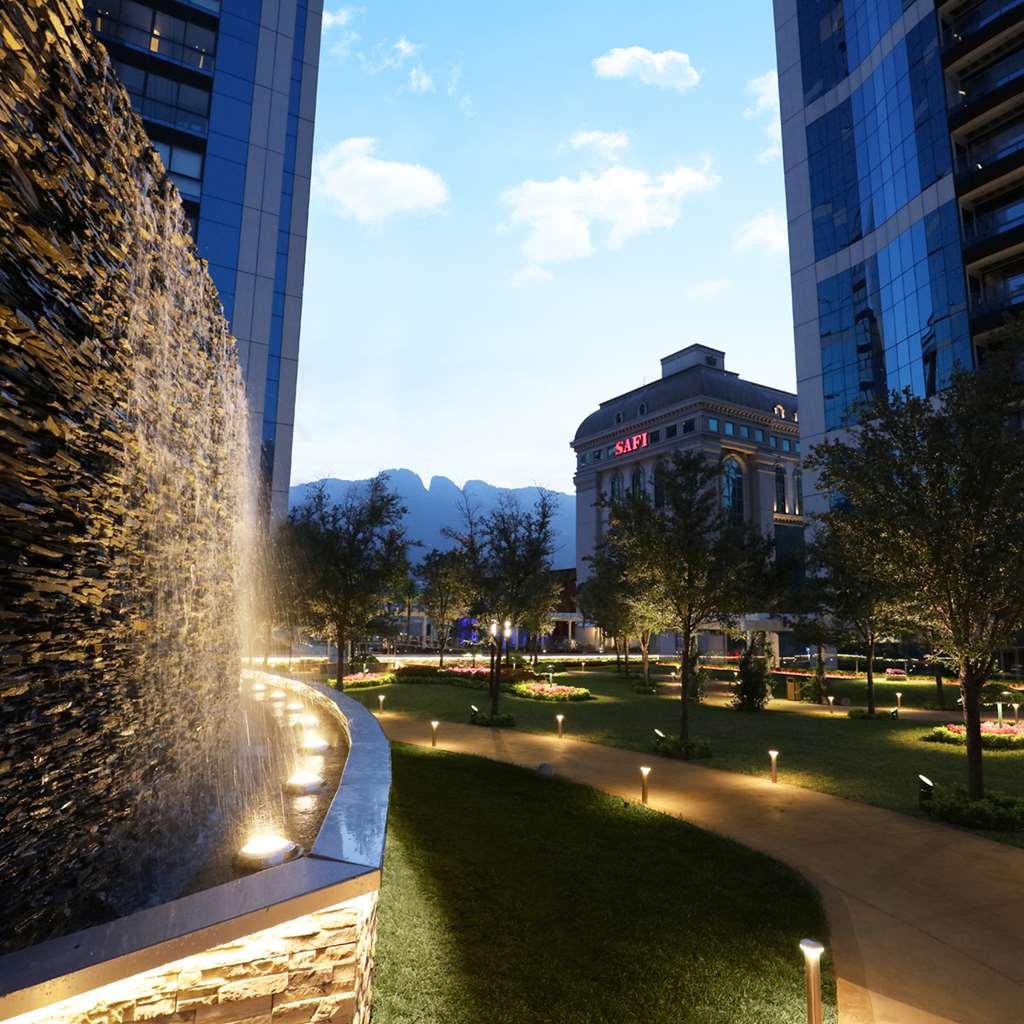 Safi Royal Luxury Metropolitan Hotel San Pedro Garza Garcia Facilități foto The park at the heart of the complex